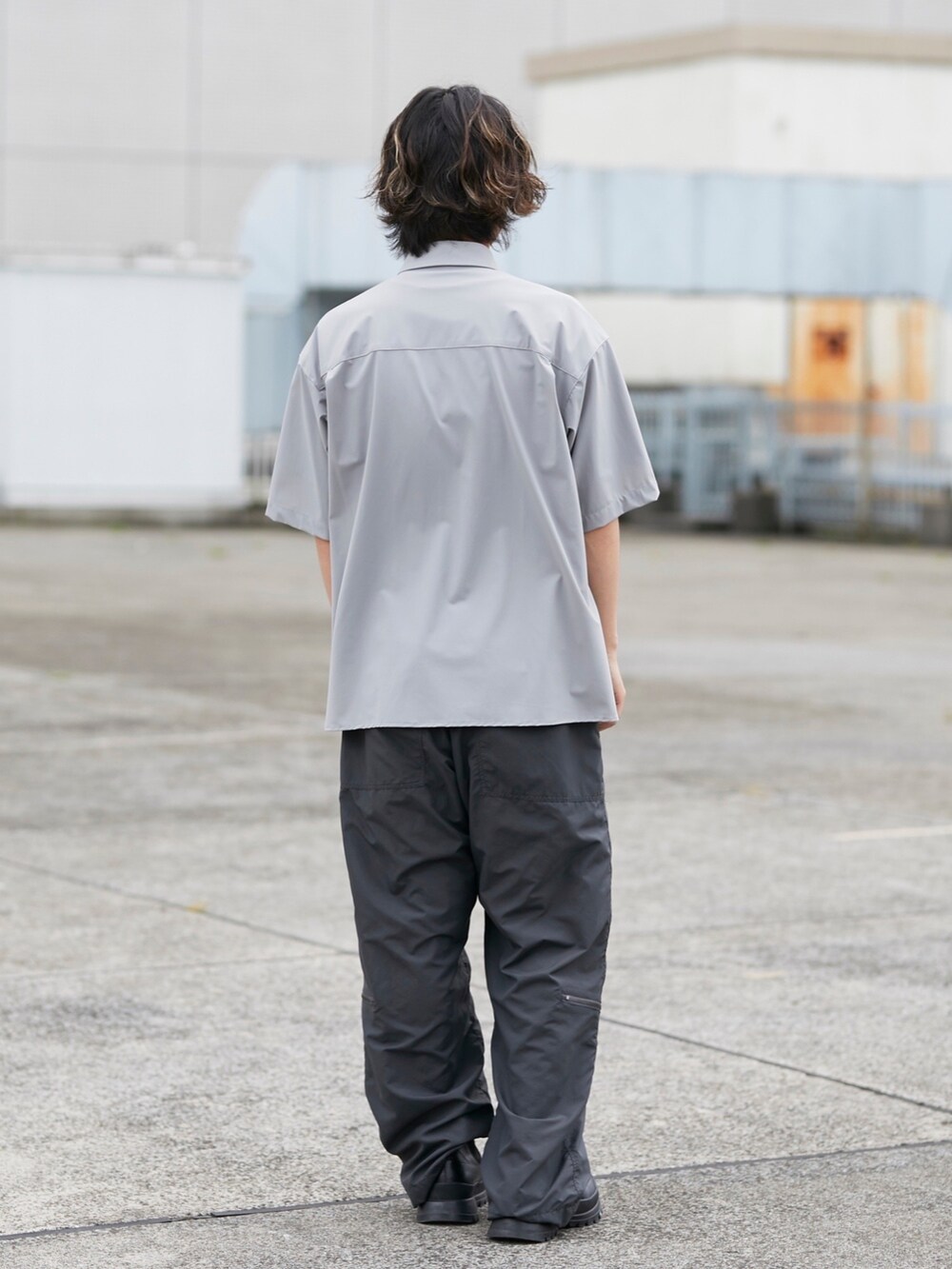 グレー系のシャツ/ブラウスを着用したメンズの春コーディネートの3枚目の写真