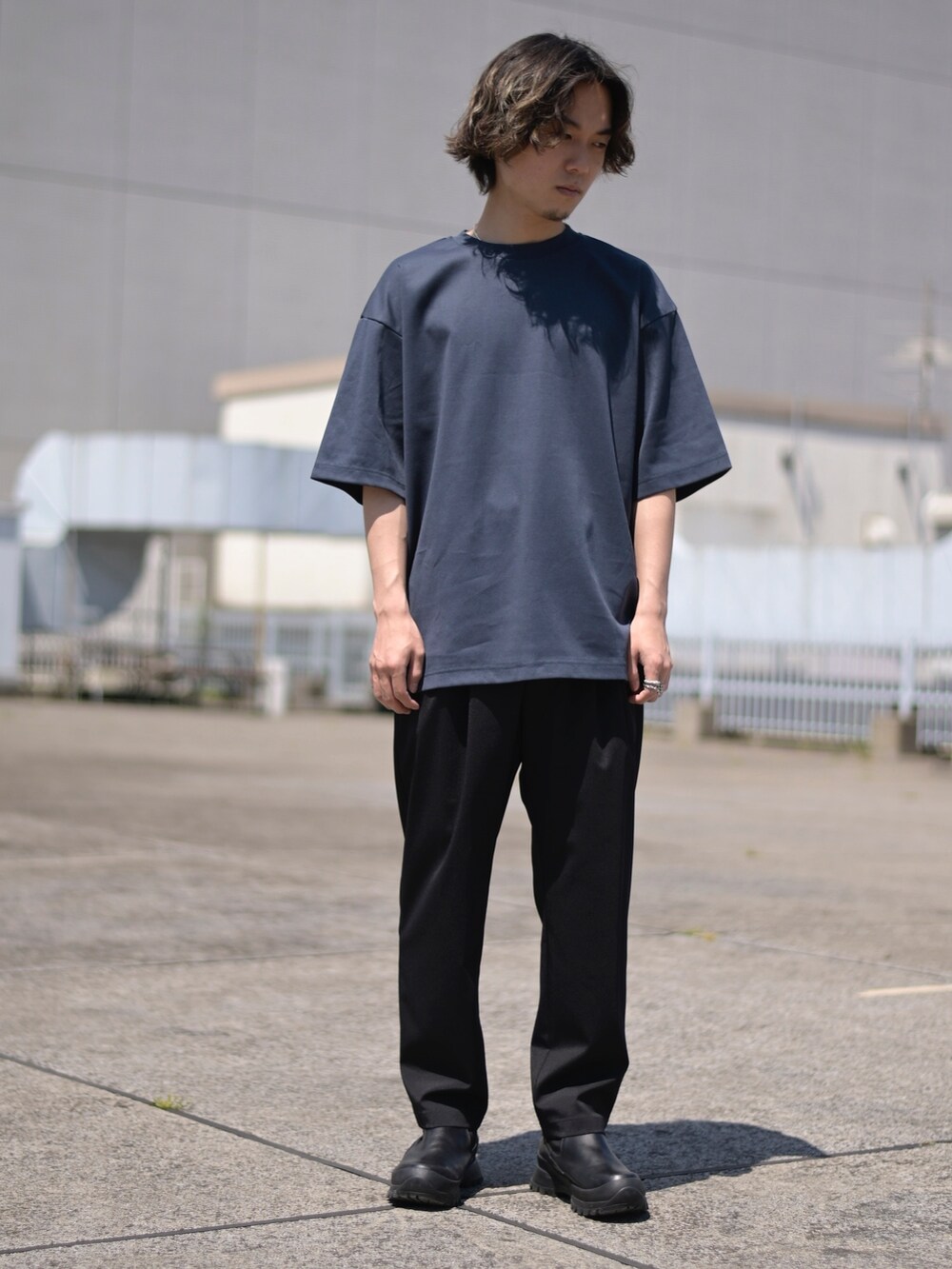 ブルー系のTシャツ/カットソーを着用したメンズの春コーディネートの2枚目の写真