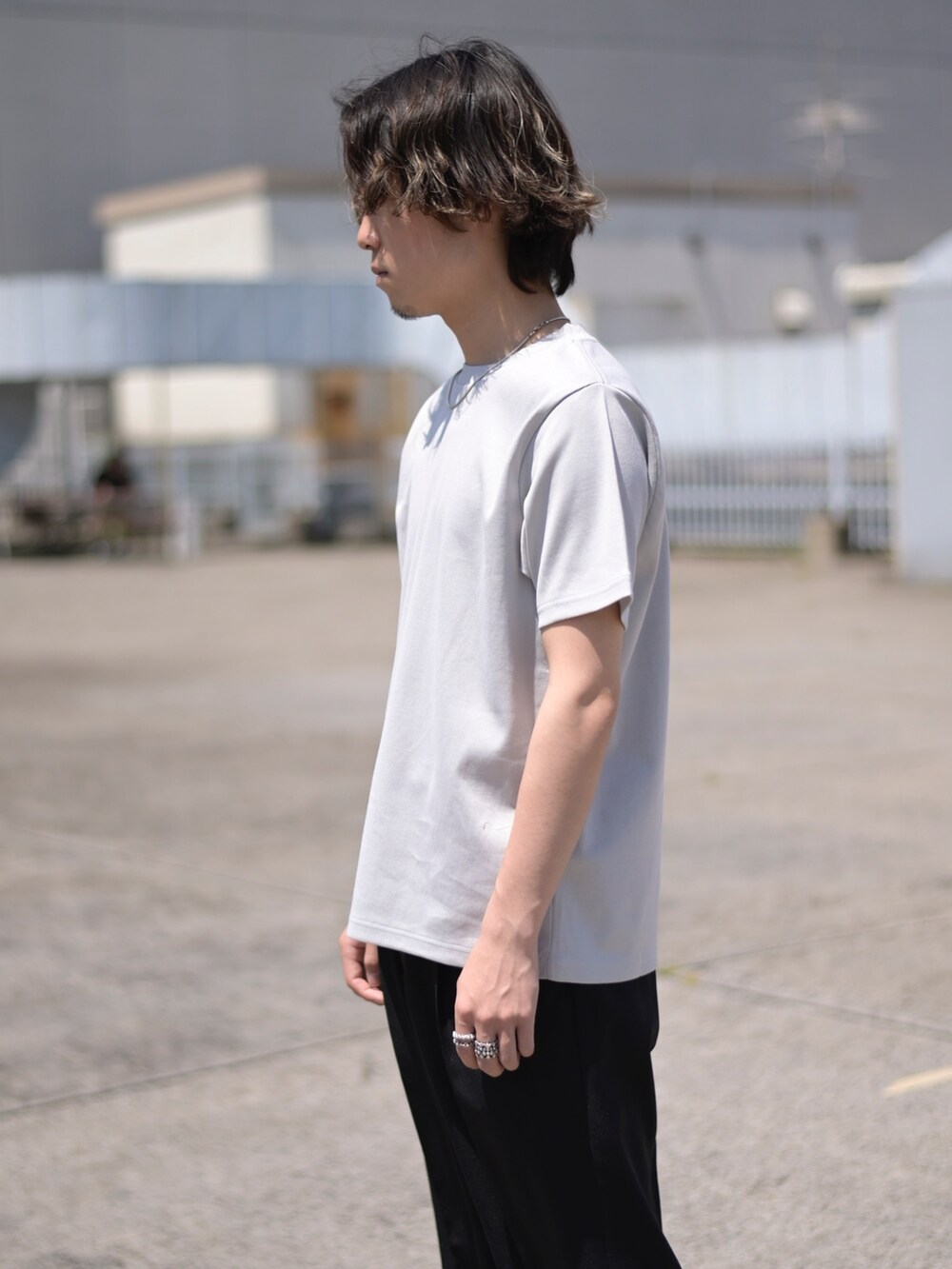 グリーン系のTシャツ/カットソーを着用したメンズの春コーディネートの4枚目の写真