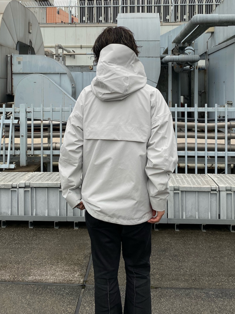 ホワイト系のブルゾンを着用したメンズの秋コーディネートの5枚目の写真