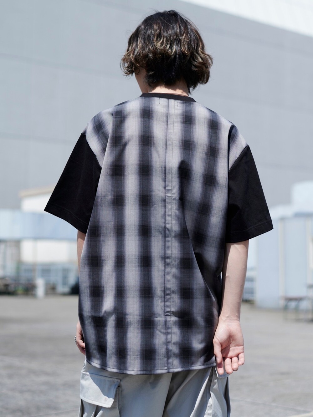 ブラック系のTシャツ/カットソーを着用したメンズの春コーディネートの4枚目の写真