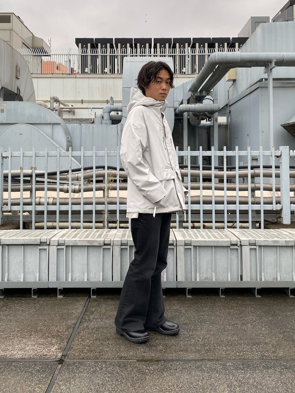 ホワイト系のブルゾンを着用したメンズの秋コーディネートの2枚目の写真