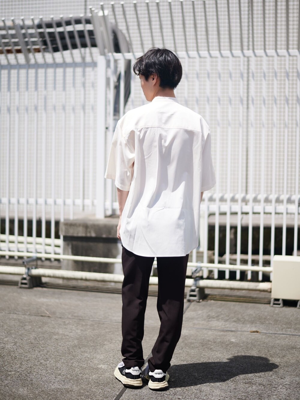 ホワイト系のシャツ/ブラウスを着用したメンズの夏コーディネートの3枚目の写真