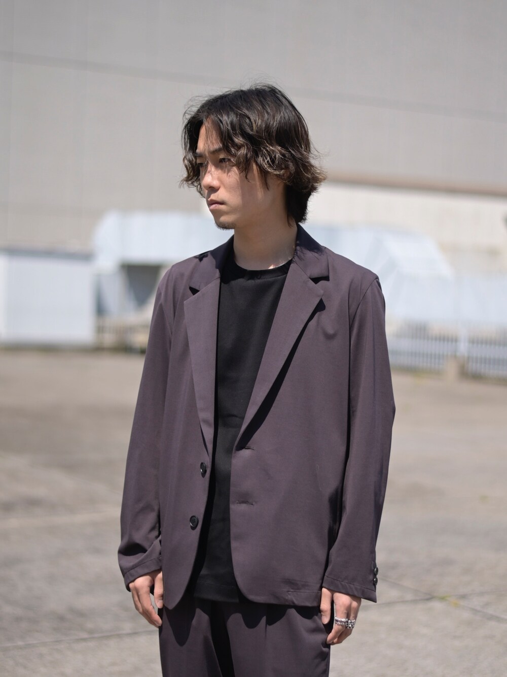 ブラウン系のテーラードジャケット、ブラウン系のスラックスを着用したメンズの春コーディネートの2枚目の写真