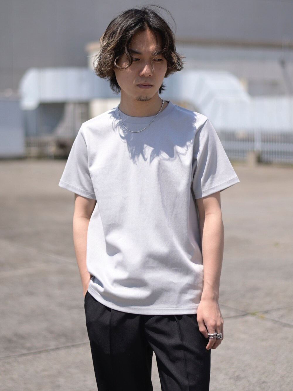 グリーン系のTシャツ/カットソーを着用したメンズの春コーディネートの2枚目の写真