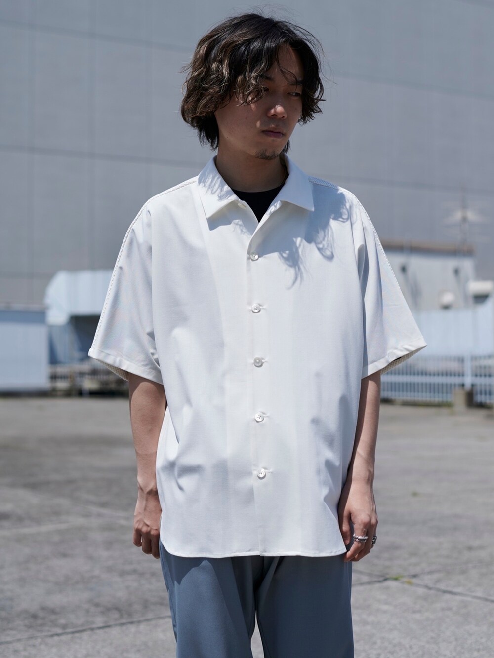 グレー系のスラックスを着用したメンズの夏コーディネートの5枚目の写真