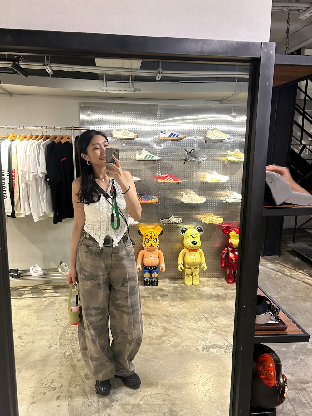 ブラック系のスニーカーを着用したレディースの秋コーディネートの4枚目の写真