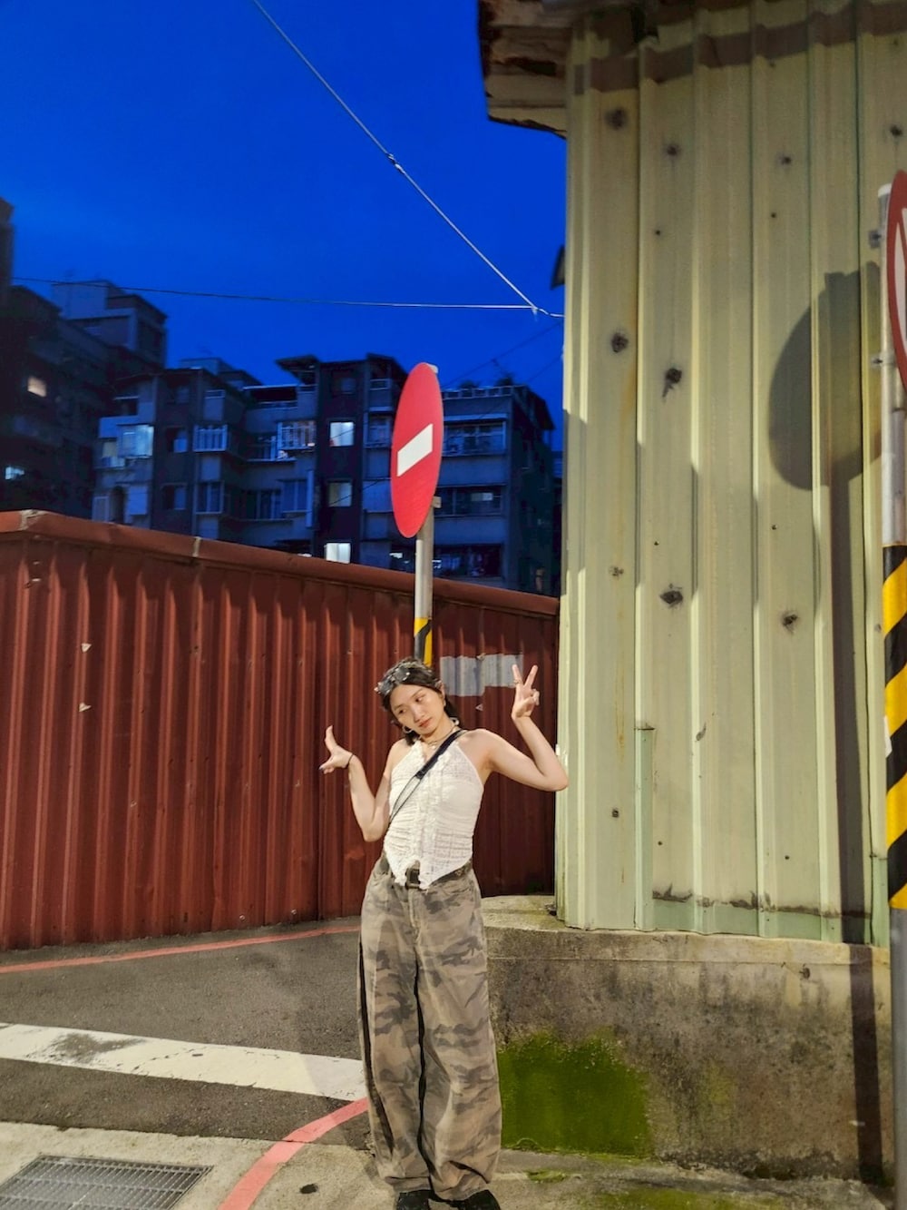 ブラック系のスニーカーを着用したレディースの秋コーディネートの3枚目の写真