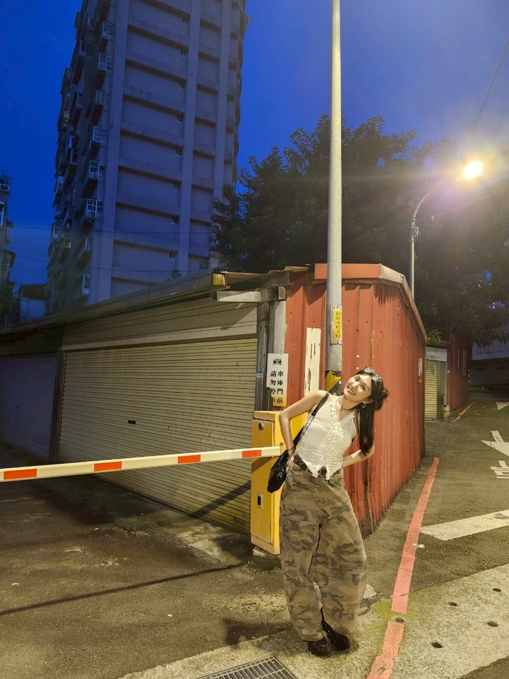 ブラック系のスニーカーを着用したレディースの秋コーディネートの2枚目の写真