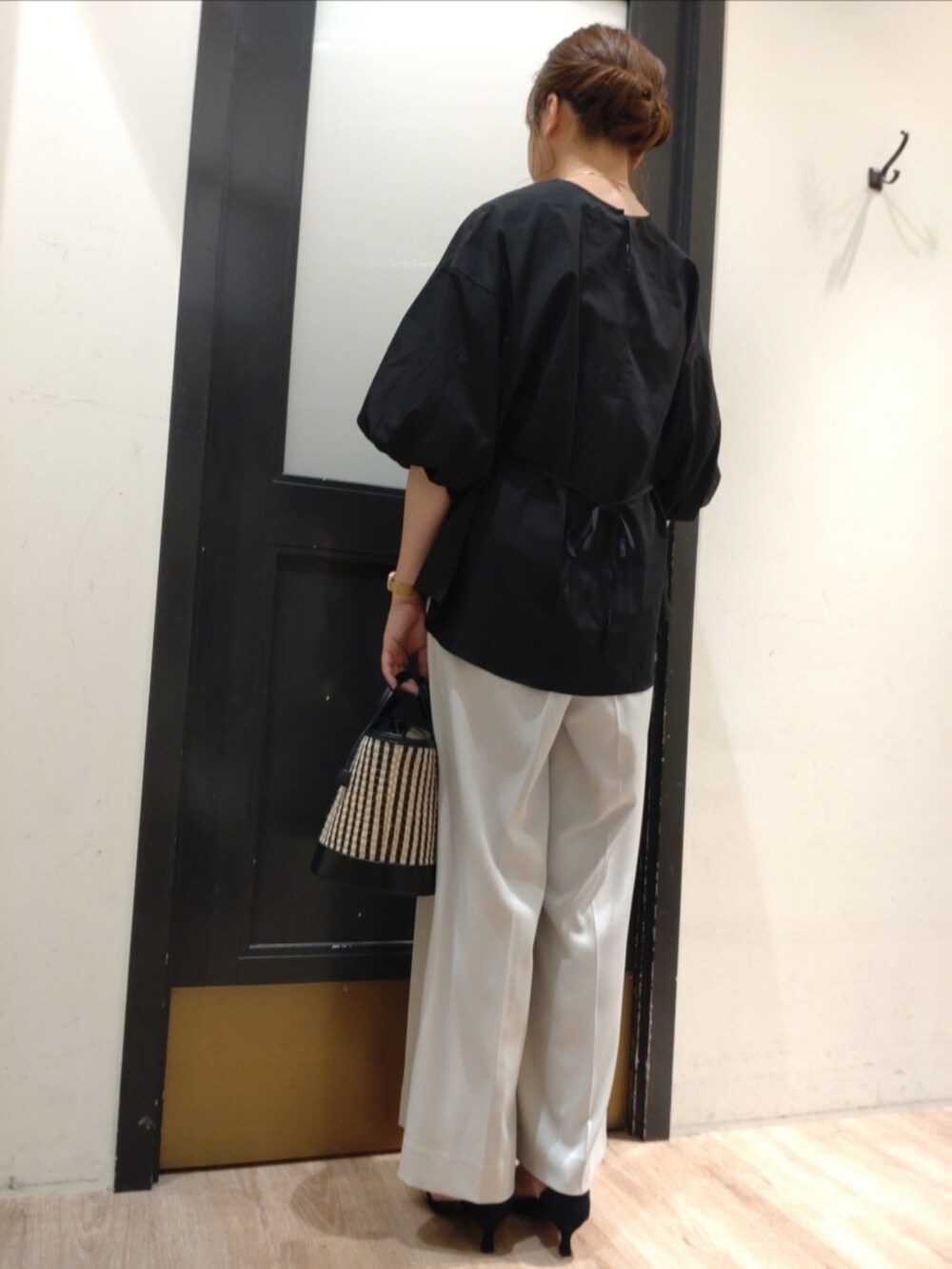 ブラック系のシャツ/ブラウス、ベージュ系のその他パンツ、ブラック系のサンダルを着用したレディースの春コーディネートの2枚目の写真