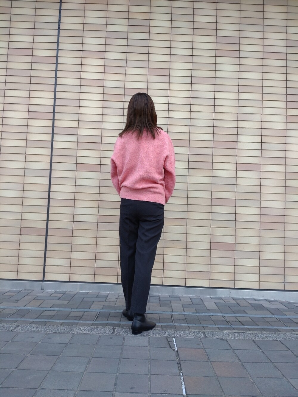 ブラック系のその他パンツ、ピンク系のニット/セーター、ブラック系のブーツを着用したレディースの秋コーディネートの3枚目の写真