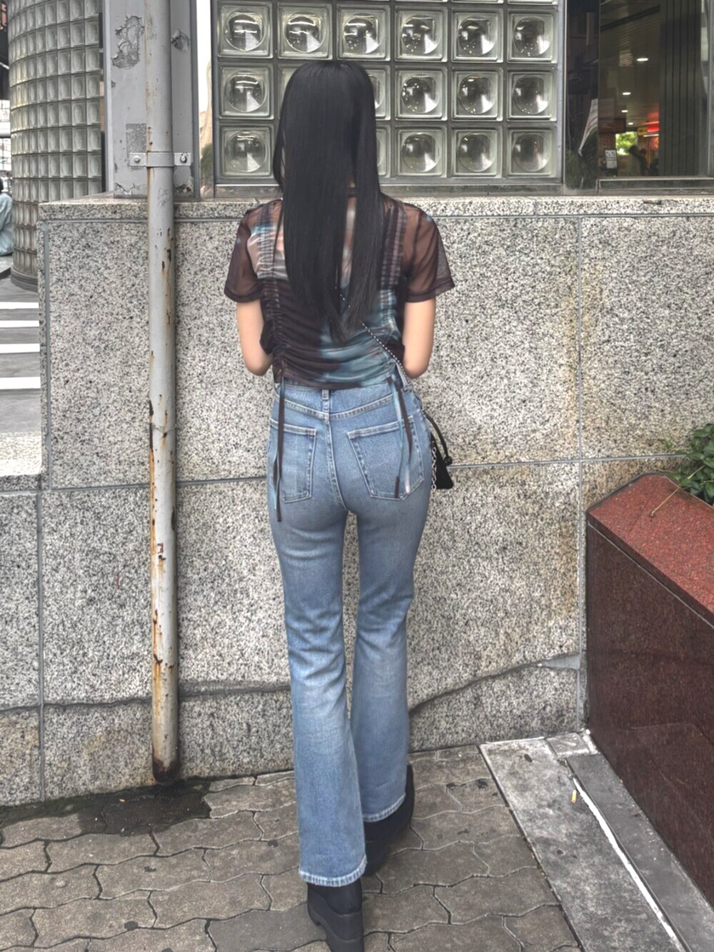 ブラック系のサンダル、ブラック系のショルダーバッグ、その他のTシャツ/カットソーを着用したレディースの春コーディネートの4枚目の写真