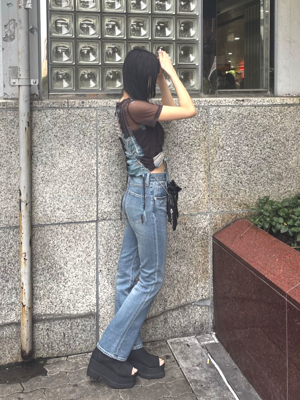 ブラック系のサンダル、ブラック系のショルダーバッグ、その他のTシャツ/カットソーを着用したレディースの春コーディネートの3枚目の写真