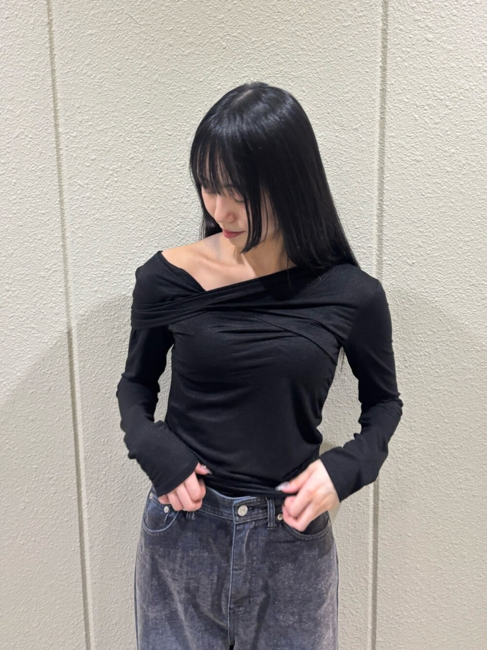 ブラック系のTシャツ/カットソー、ブルー系のデニムパンツ、ブラック系のパンプスを着用したレディースの秋コーディネートの5枚目の写真