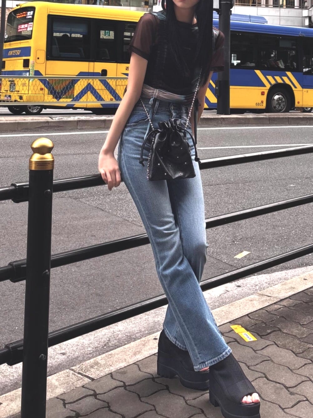 ブラック系のサンダル、ブラック系のショルダーバッグ、その他のTシャツ/カットソーを着用したレディースの春コーディネートの9枚目の写真