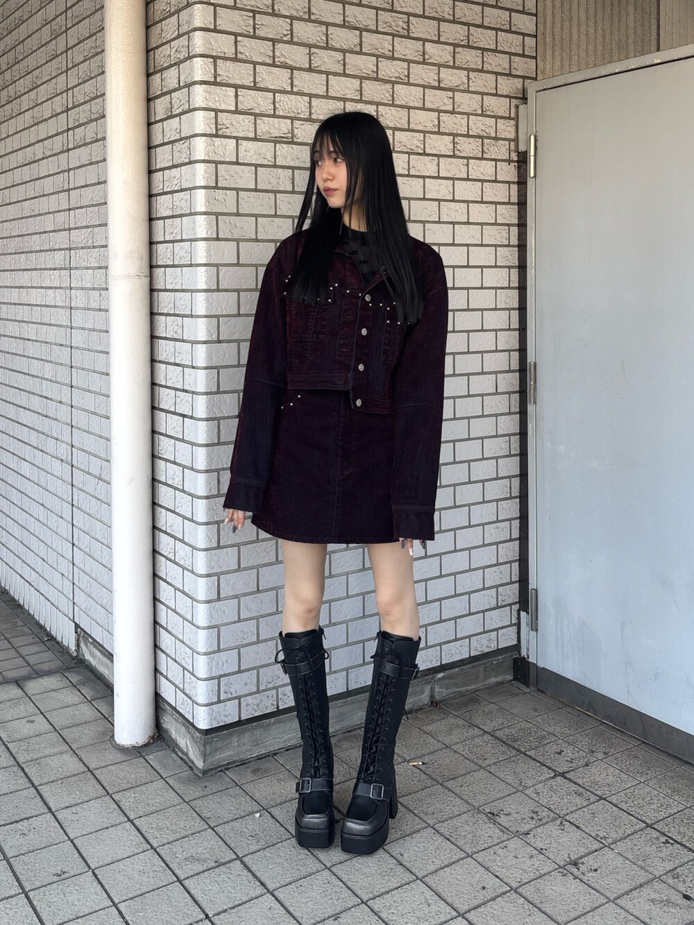 レッド系のデニムジャケット、ブラック系のTシャツ/カットソー、レッド系のスカートを着用したレディースの夏コーディネートの6枚目の写真