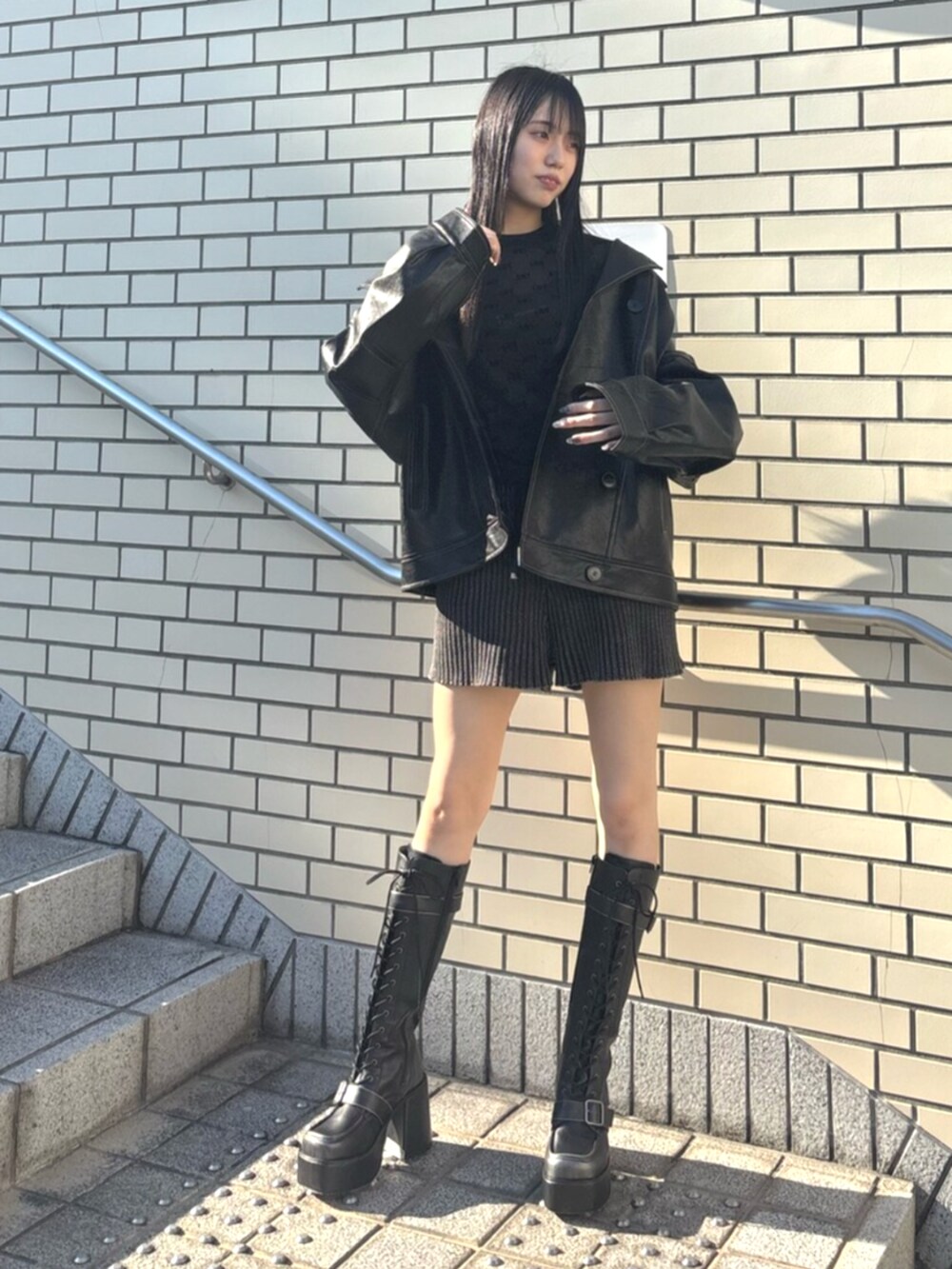 ブラック系のその他パンツ、ブラック系のTシャツ/カットソー、ブラック系のブーツを着用したレディースの夏コーディネートの5枚目の写真