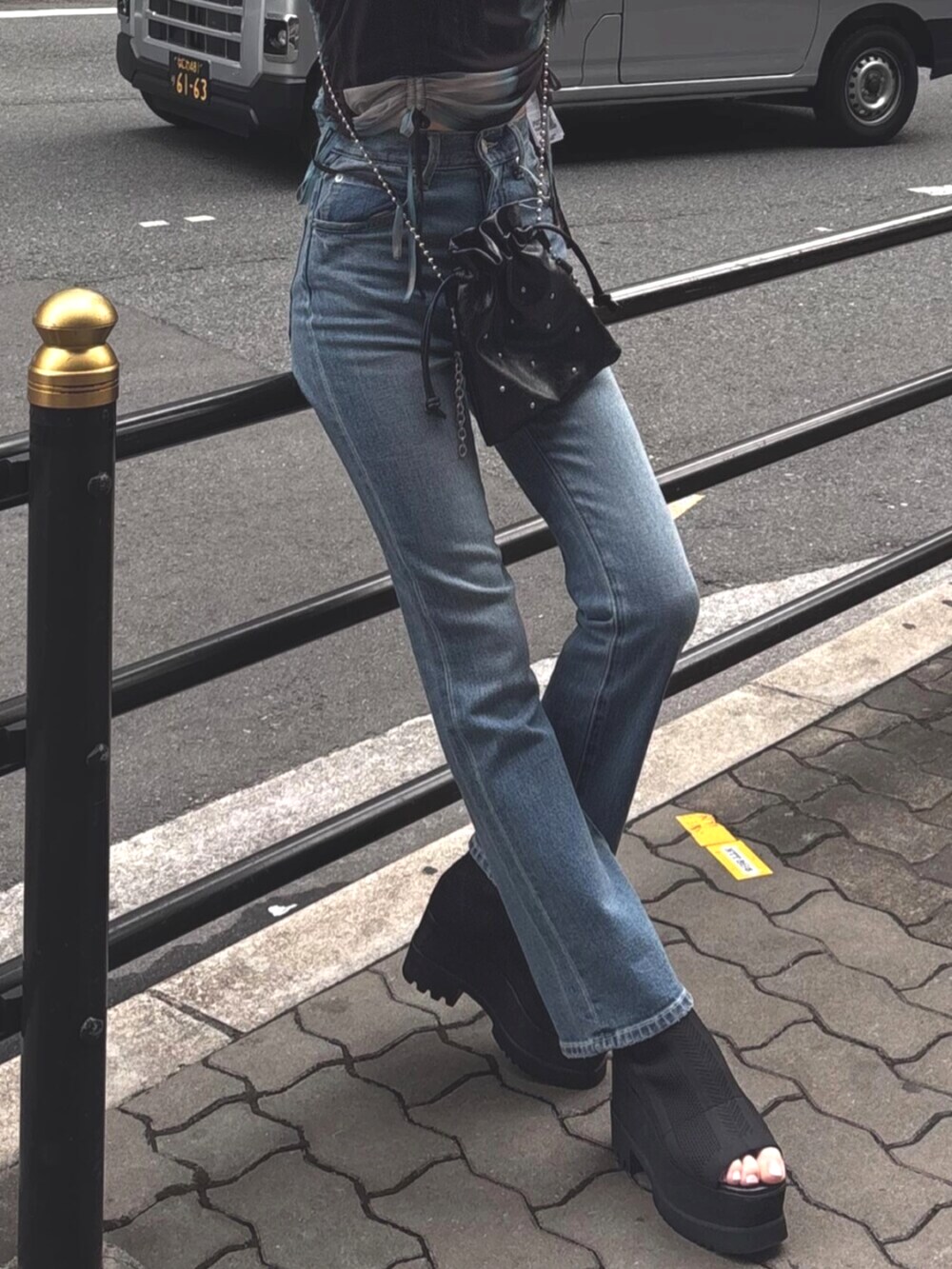 ブラック系のサンダル、ブラック系のショルダーバッグ、その他のTシャツ/カットソーを着用したレディースの春コーディネートの6枚目の写真