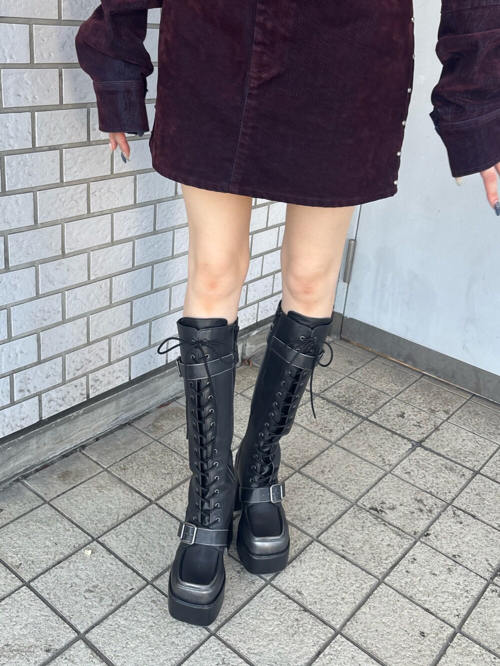 レッド系のデニムジャケット、ブラック系のTシャツ/カットソー、レッド系のスカートを着用したレディースの夏コーディネートの8枚目の写真