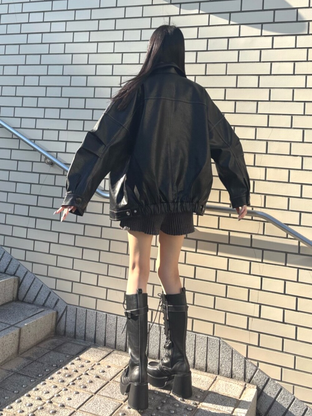 ブラック系のその他パンツ、ブラック系のTシャツ/カットソー、ブラック系のブーツを着用したレディースの夏コーディネートの3枚目の写真