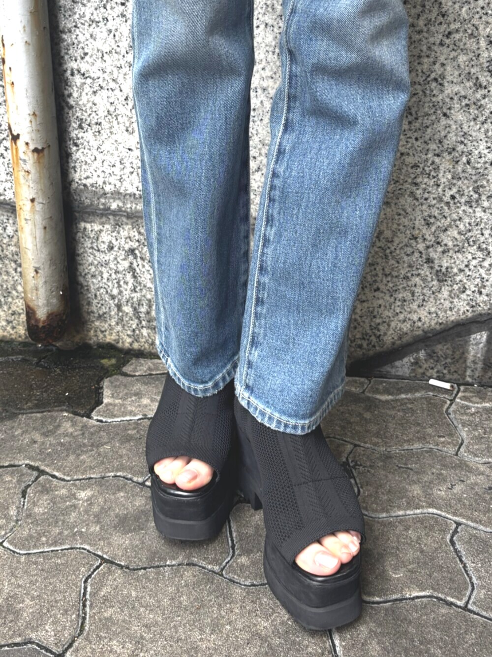 ブラック系のサンダル、ブラック系のショルダーバッグ、その他のTシャツ/カットソーを着用したレディースの春コーディネートの7枚目の写真