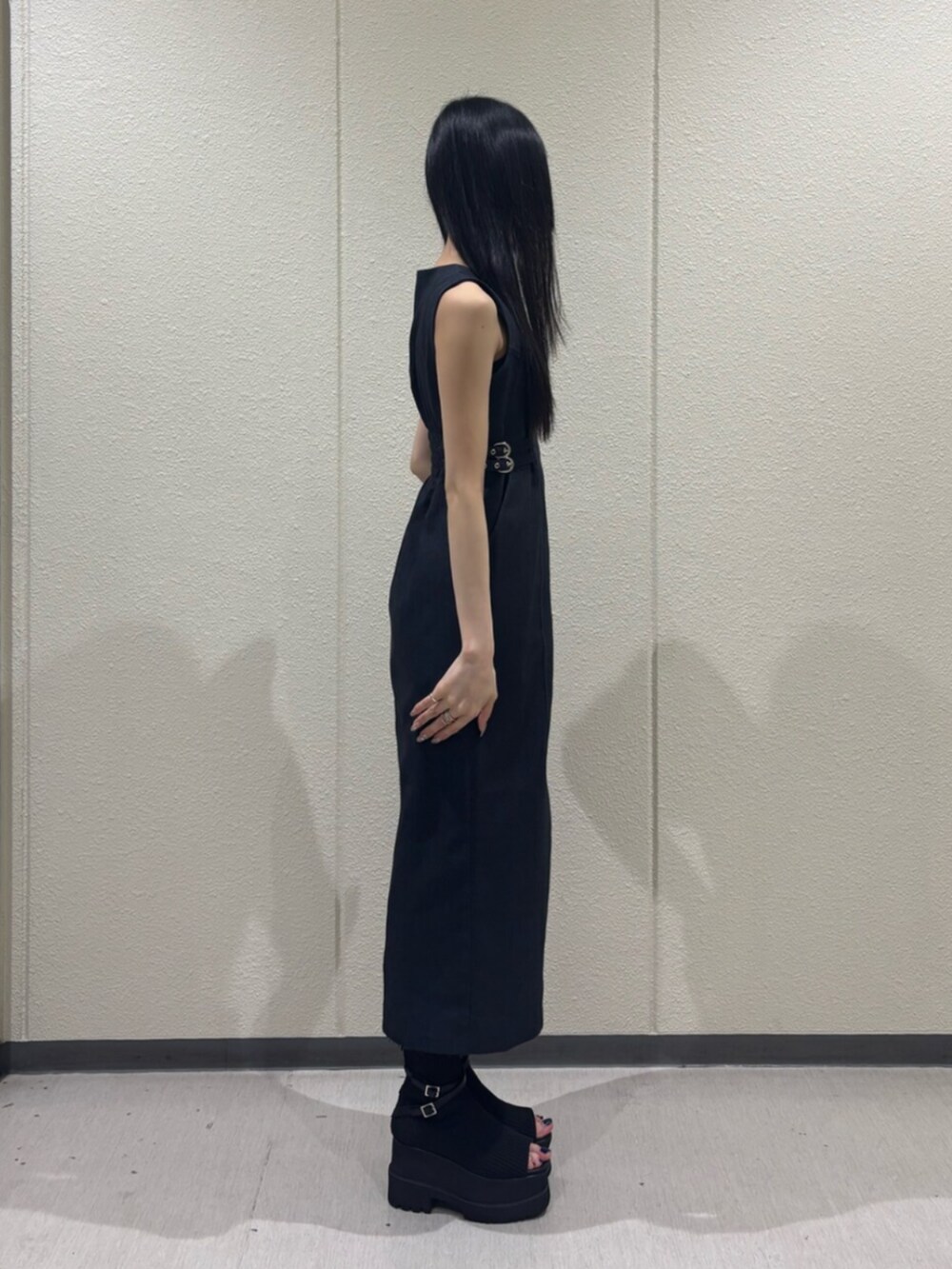 ブラック系のブーツ、ブルー系のワンピースを着用したレディースの夏コーディネートの2枚目の写真