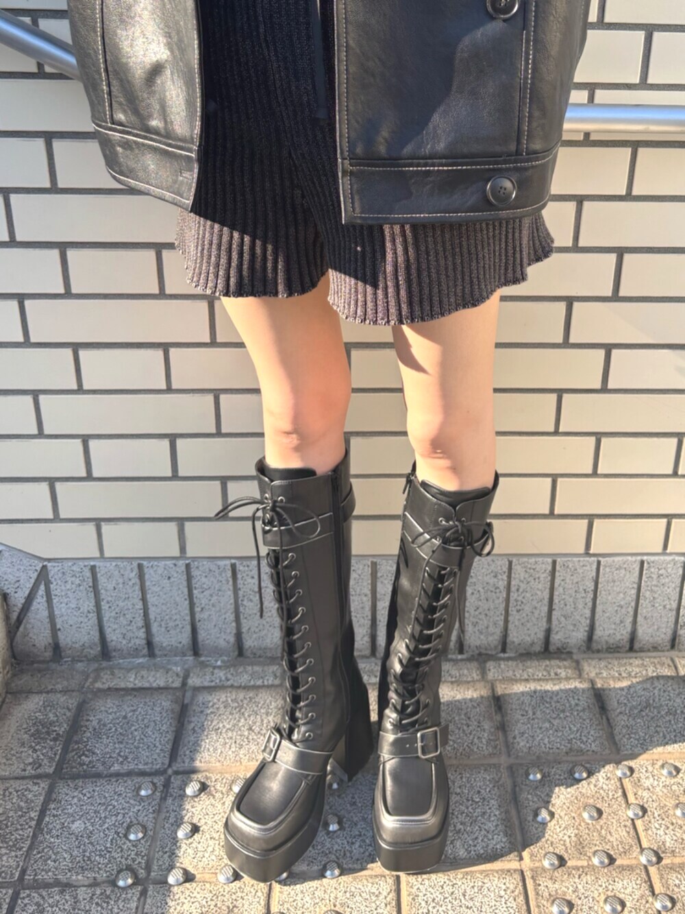 ブラック系のその他パンツ、ブラック系のTシャツ/カットソー、ブラック系のブーツを着用したレディースの夏コーディネートの8枚目の写真