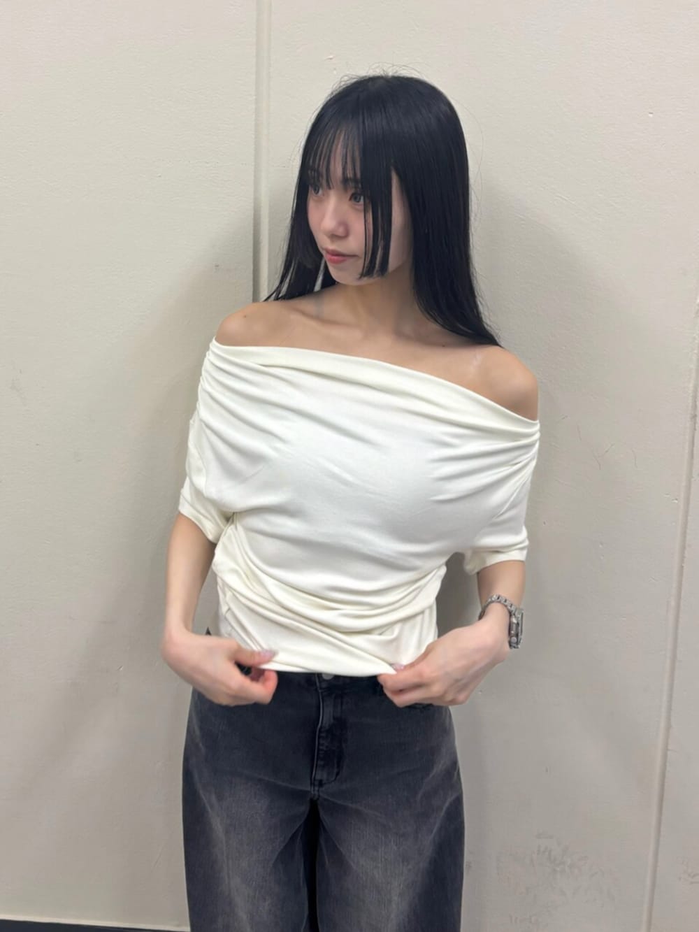 ホワイト系のTシャツ/カットソー、ブラック系のデニムパンツ、ブラック系のブーツを着用したレディースの夏コーディネートの6枚目の写真