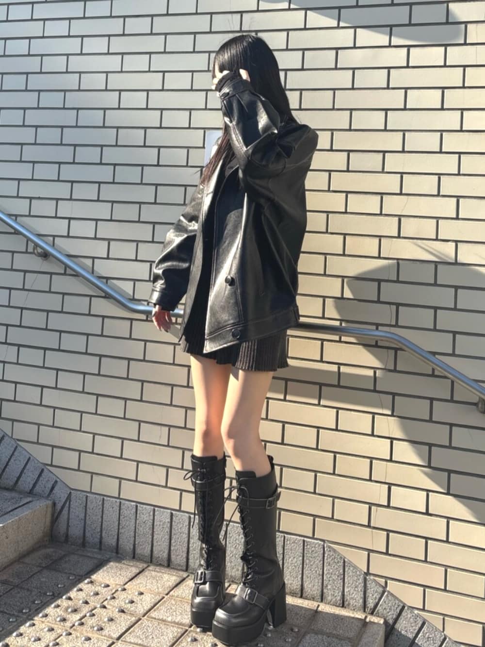 ブラック系のその他パンツ、ブラック系のTシャツ/カットソー、ブラック系のブーツを着用したレディースの夏コーディネートの4枚目の写真