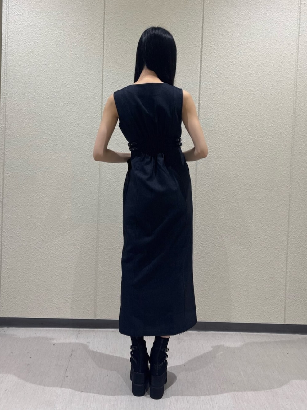 ブラック系のブーツ、ブルー系のワンピースを着用したレディースの夏コーディネートの3枚目の写真
