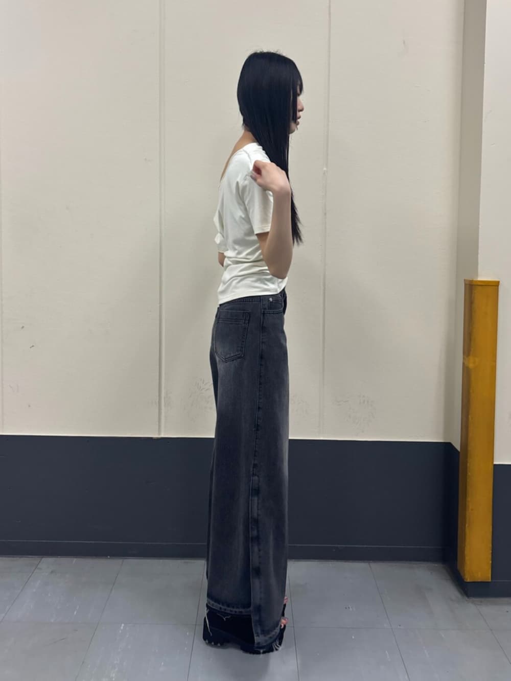 ホワイト系のTシャツ/カットソー、ブラック系のデニムパンツ、ブラック系のブーツを着用したレディースの夏コーディネートの2枚目の写真