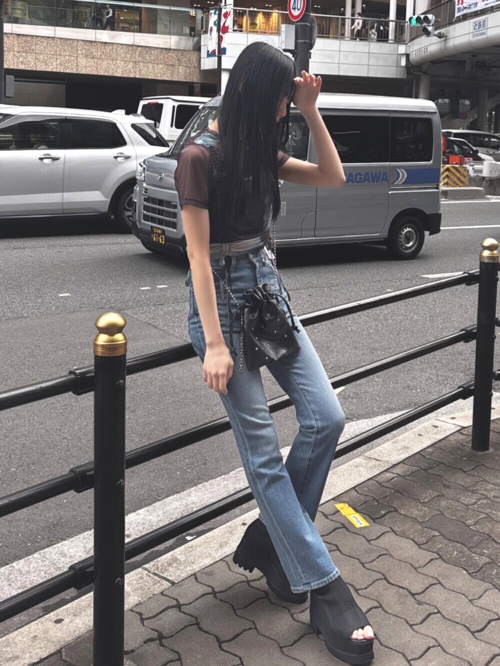 ブラック系のサンダル、ブラック系のショルダーバッグ、その他のTシャツ/カットソーを着用したレディースの春コーディネートの8枚目の写真