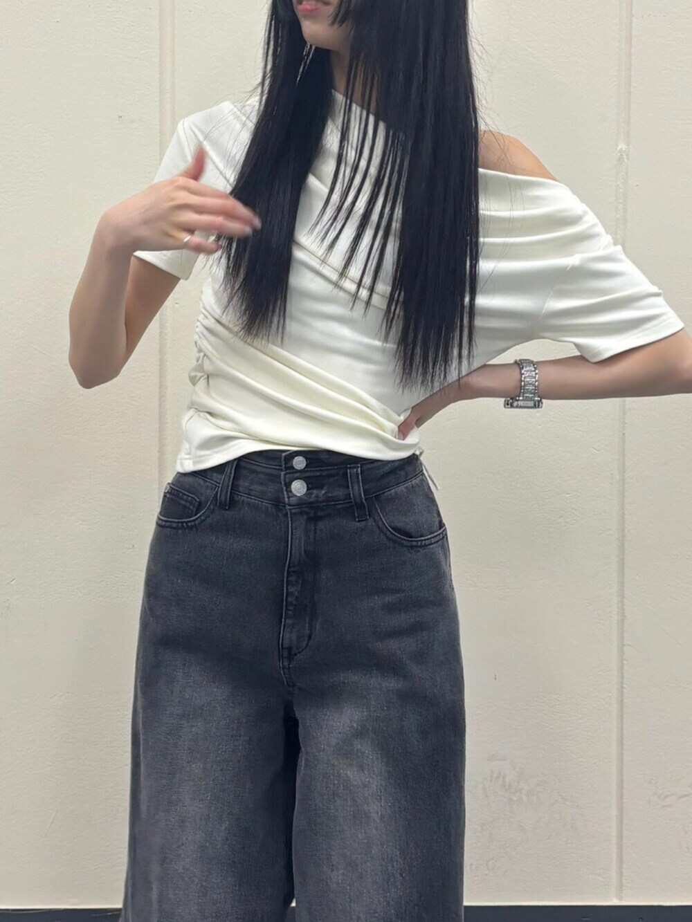 ホワイト系のTシャツ/カットソー、ブラック系のデニムパンツ、ブラック系のブーツを着用したレディースの夏コーディネートの5枚目の写真