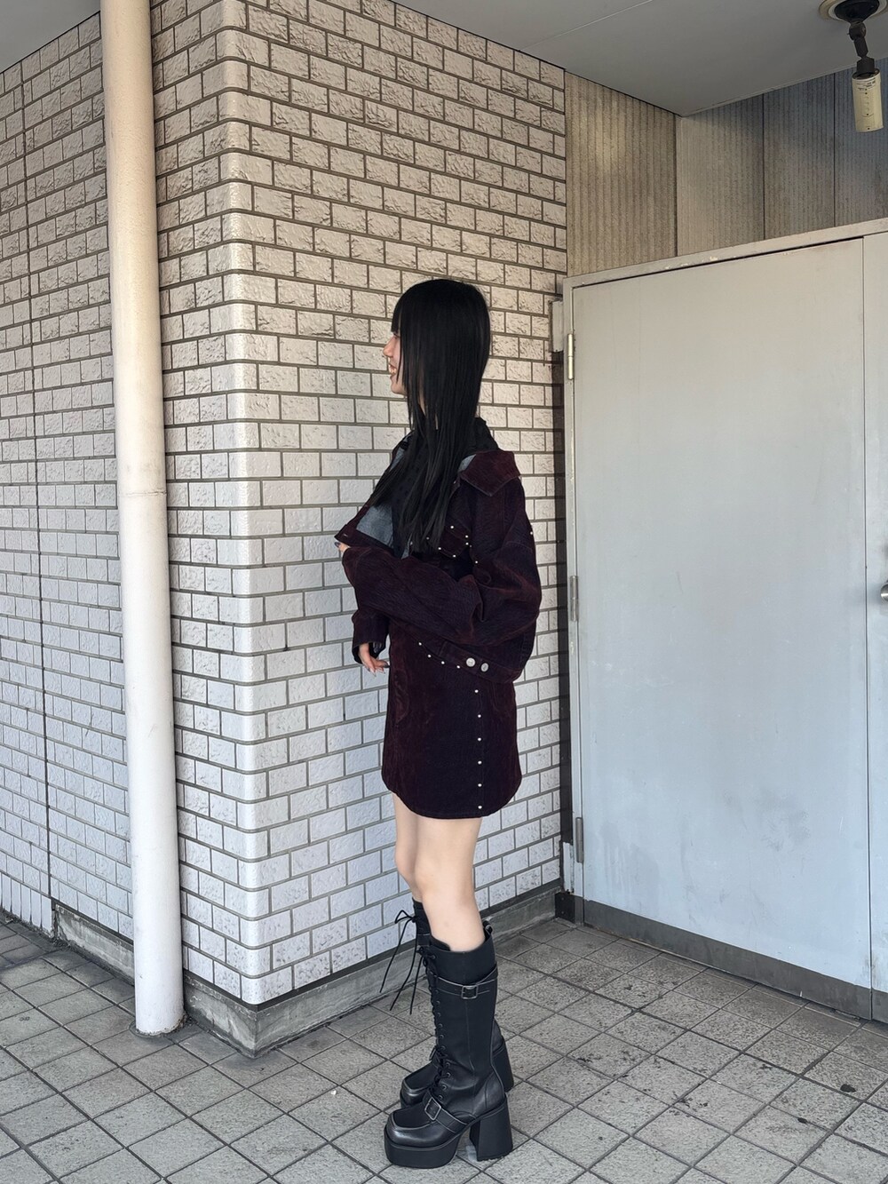 レッド系のデニムジャケット、ブラック系のTシャツ/カットソー、レッド系のスカートを着用したレディースの夏コーディネートの5枚目の写真