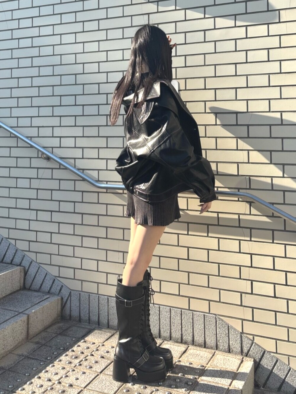 ブラック系のその他パンツ、ブラック系のTシャツ/カットソー、ブラック系のブーツを着用したレディースの夏コーディネートの2枚目の写真