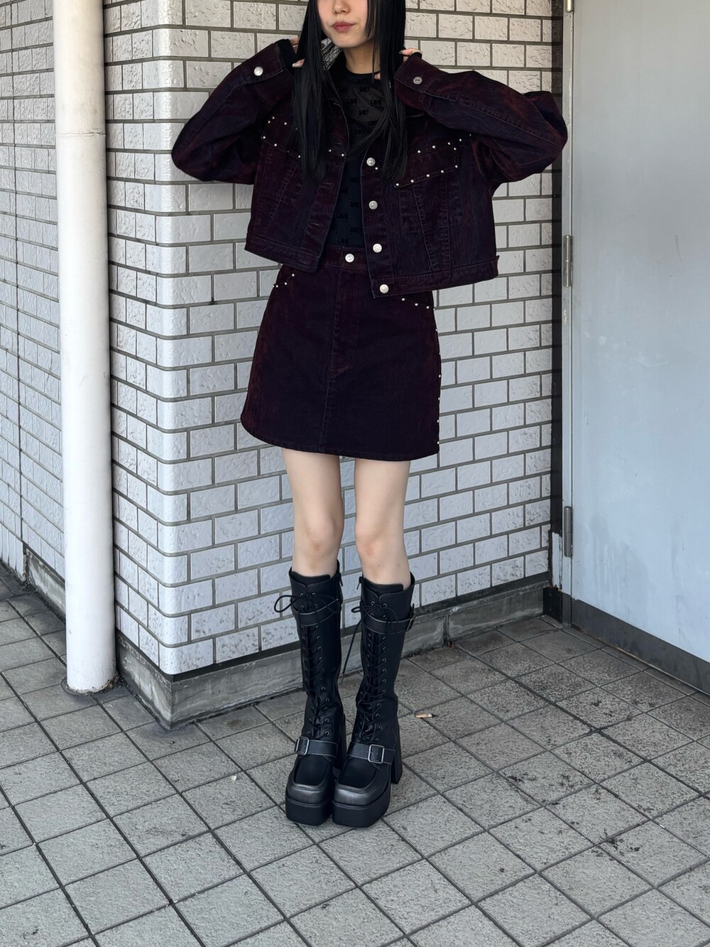 レッド系のデニムジャケット、ブラック系のTシャツ/カットソー、レッド系のスカートを着用したレディースの夏コーディネートの2枚目の写真