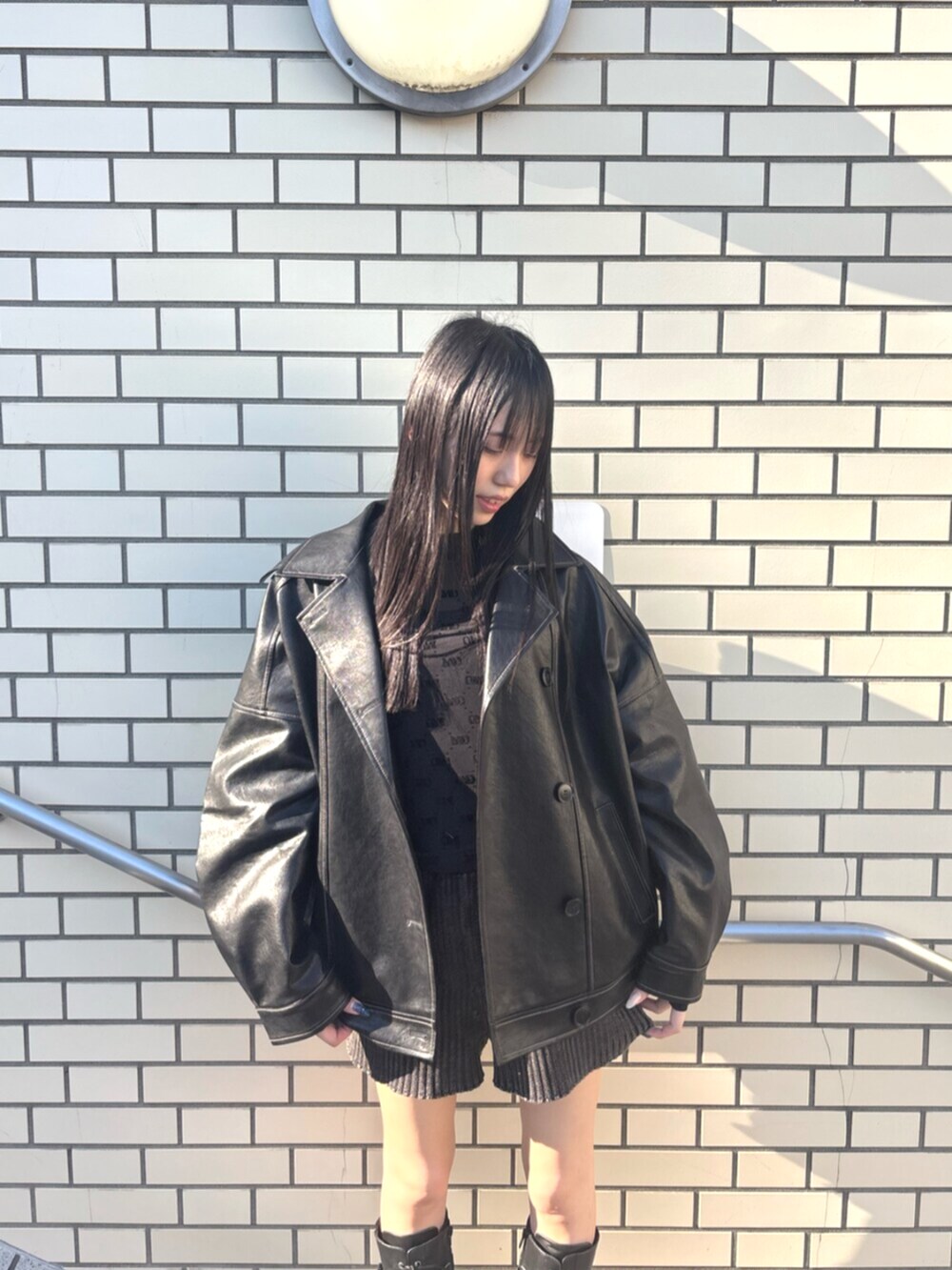 ブラック系のその他パンツ、ブラック系のTシャツ/カットソー、ブラック系のブーツを着用したレディースの夏コーディネートの6枚目の写真