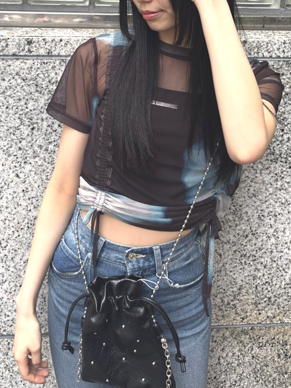 ブラック系のサンダル、ブラック系のショルダーバッグ、その他のTシャツ/カットソーを着用したレディースの春コーディネートの5枚目の写真