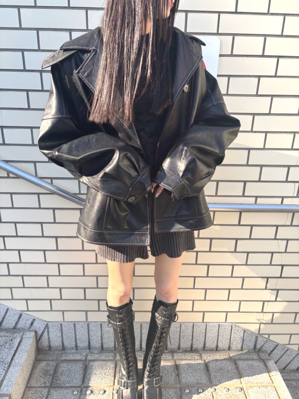 ブラック系のその他パンツ、ブラック系のTシャツ/カットソー、ブラック系のブーツを着用したレディースの夏コーディネートの7枚目の写真