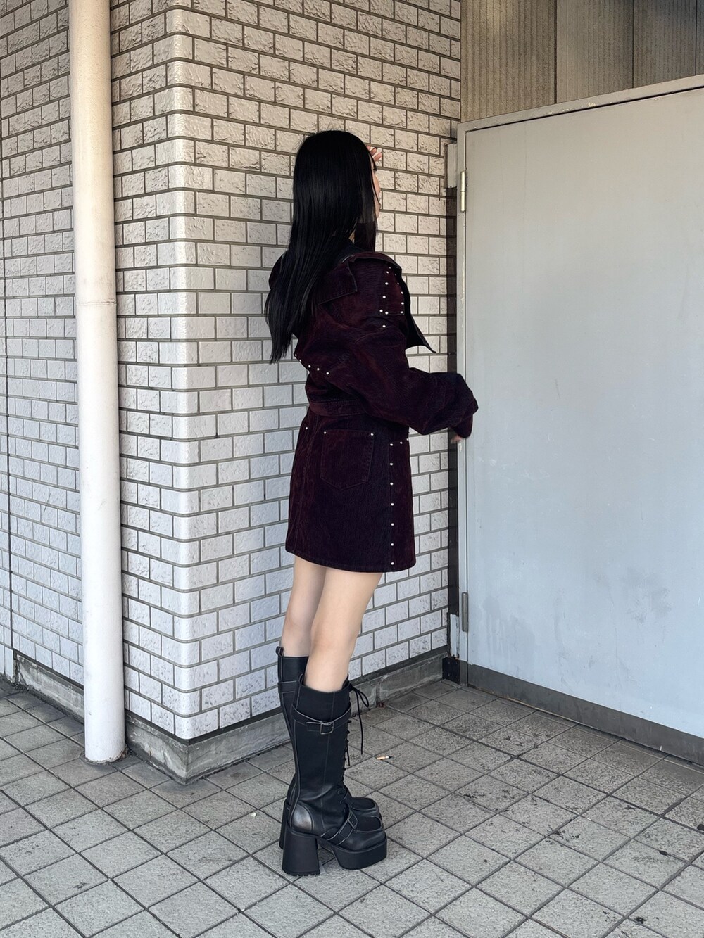 レッド系のデニムジャケット、ブラック系のTシャツ/カットソー、レッド系のスカートを着用したレディースの夏コーディネートの3枚目の写真