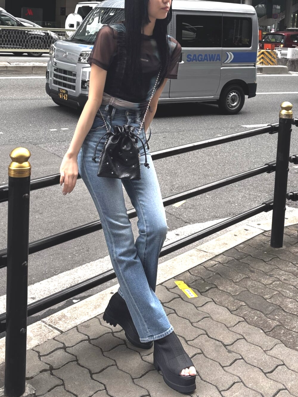 ブラック系のサンダル、ブラック系のショルダーバッグ、その他のTシャツ/カットソーを着用したレディースの春コーディネートの2枚目の写真