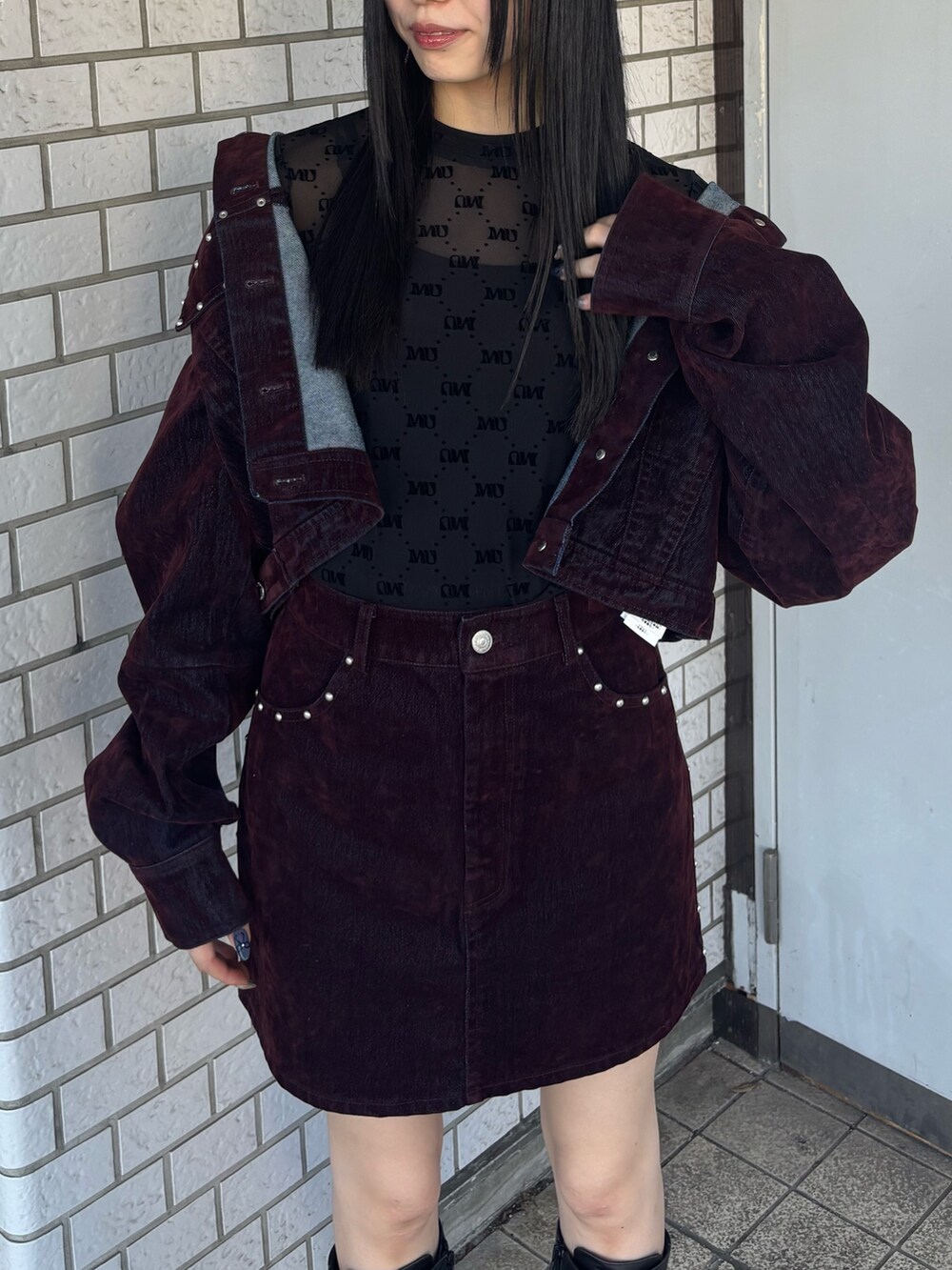 レッド系のデニムジャケット、ブラック系のTシャツ/カットソー、レッド系のスカートを着用したレディースの夏コーディネートの7枚目の写真