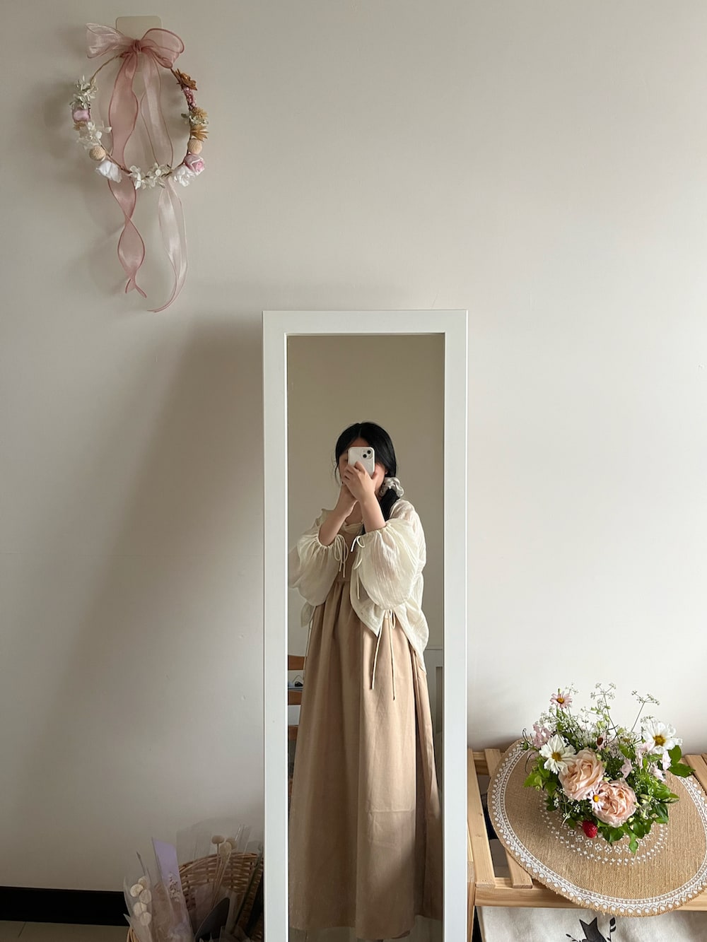 ベージュ系のシャツ/ブラウス、ベージュ系のワンピース、ベージュ系のタンクトップを着用したレディースの春コーディネートの2枚目の写真