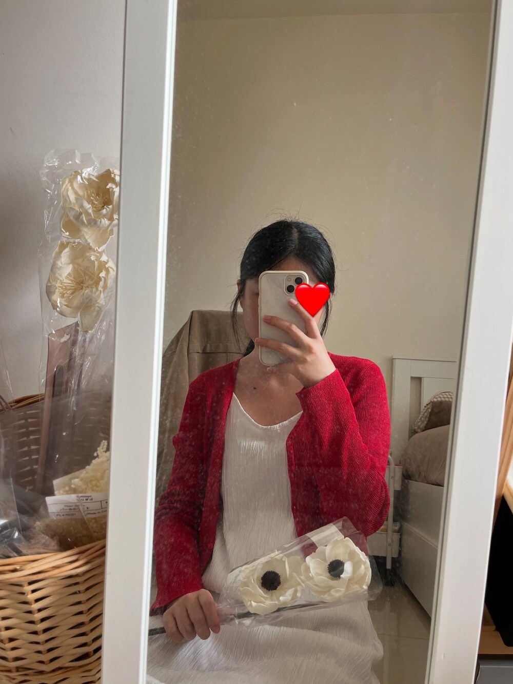 レッド系のトップスを着用したレディースの春コーディネートの3枚目の写真