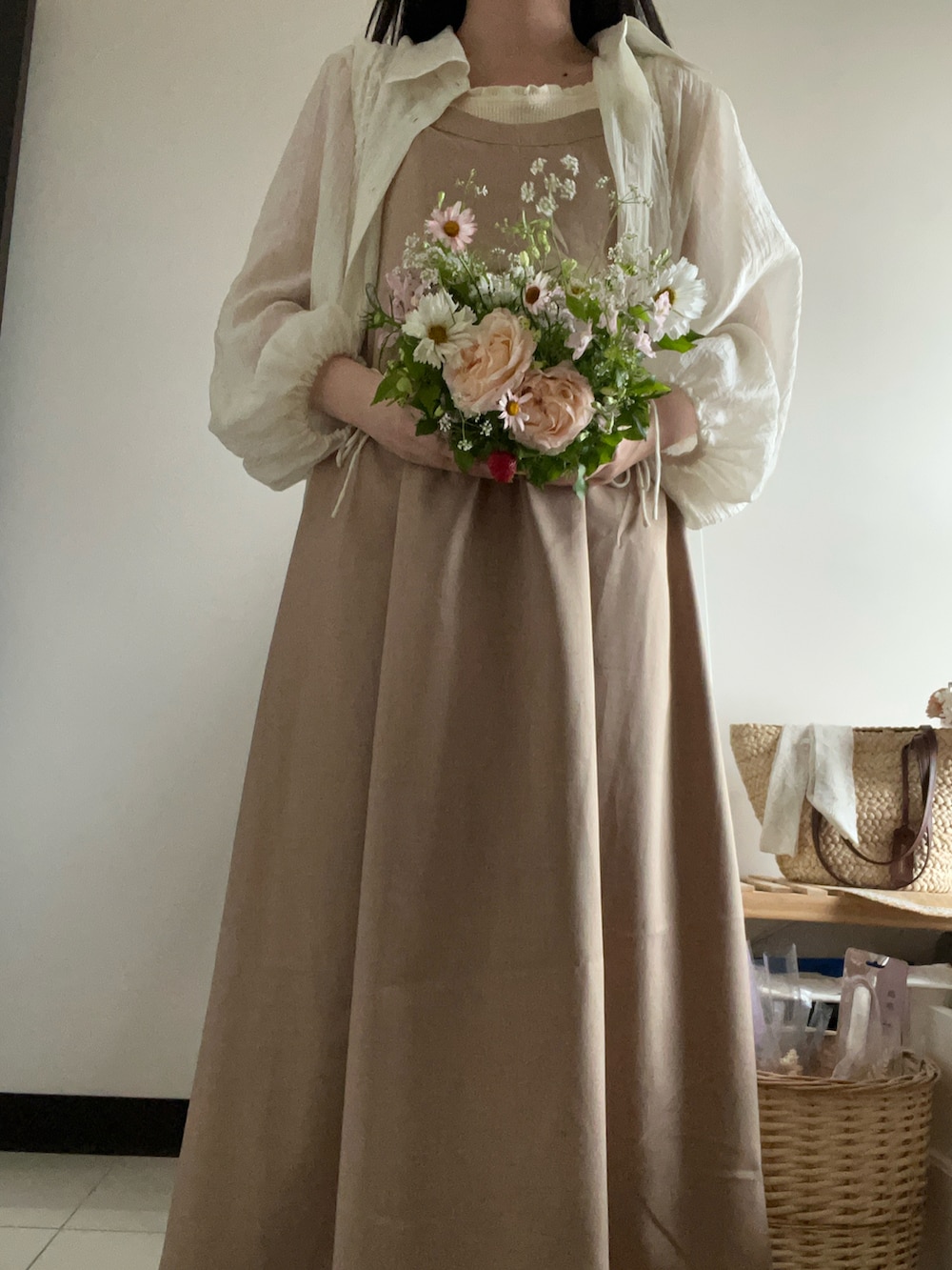 ベージュ系のシャツ/ブラウス、ベージュ系のワンピース、ベージュ系のタンクトップを着用したレディースの春コーディネートの3枚目の写真