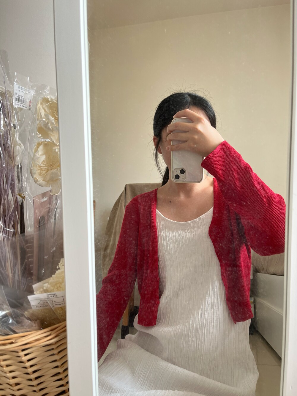 レッド系のトップスを着用したレディースの春コーディネートの2枚目の写真
