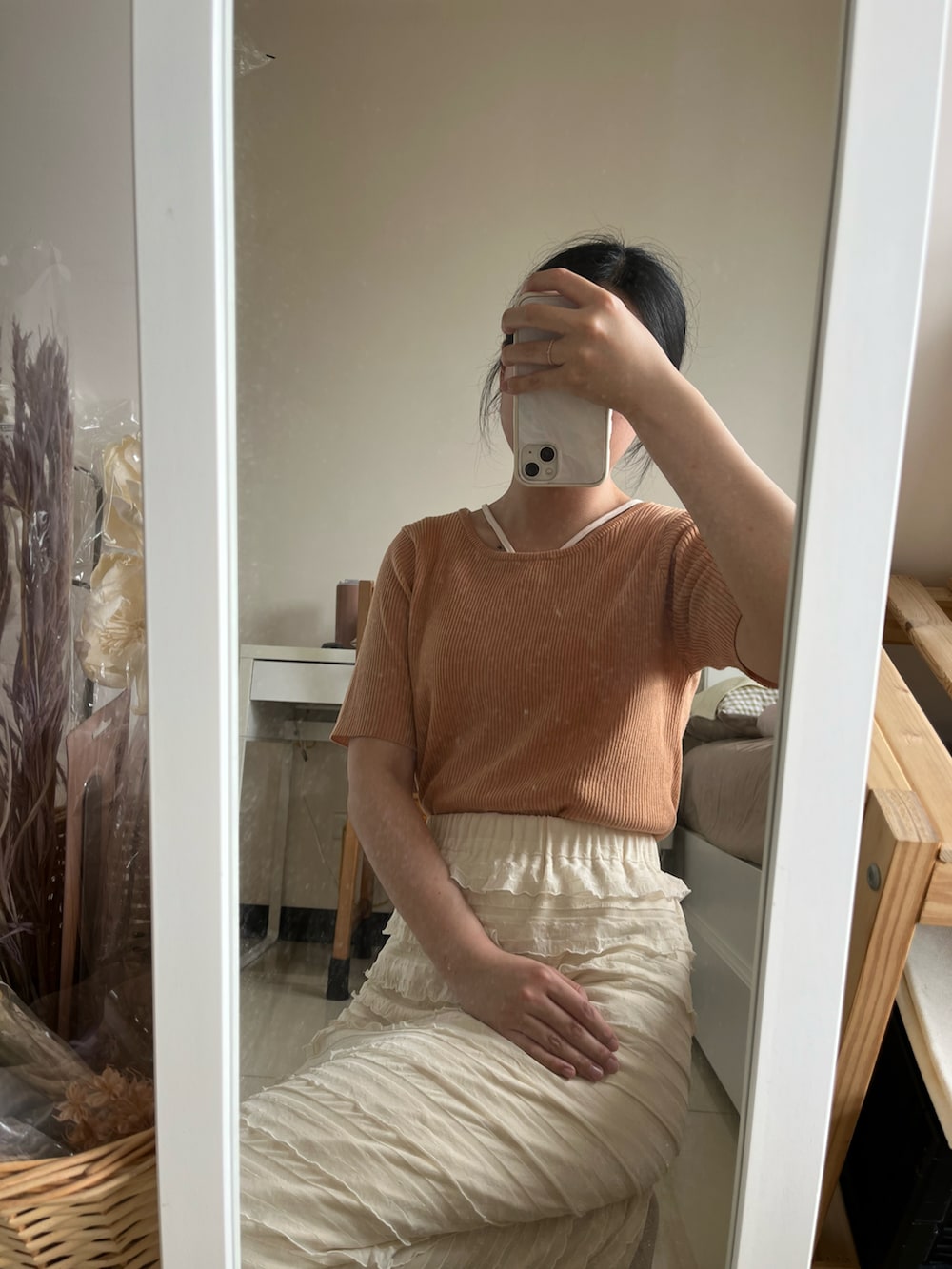 オレンジ系のTシャツ/カットソー、ホワイト系のスカート、ホワイト系のタンクトップを着用したレディースの春コーディネートの3枚目の写真