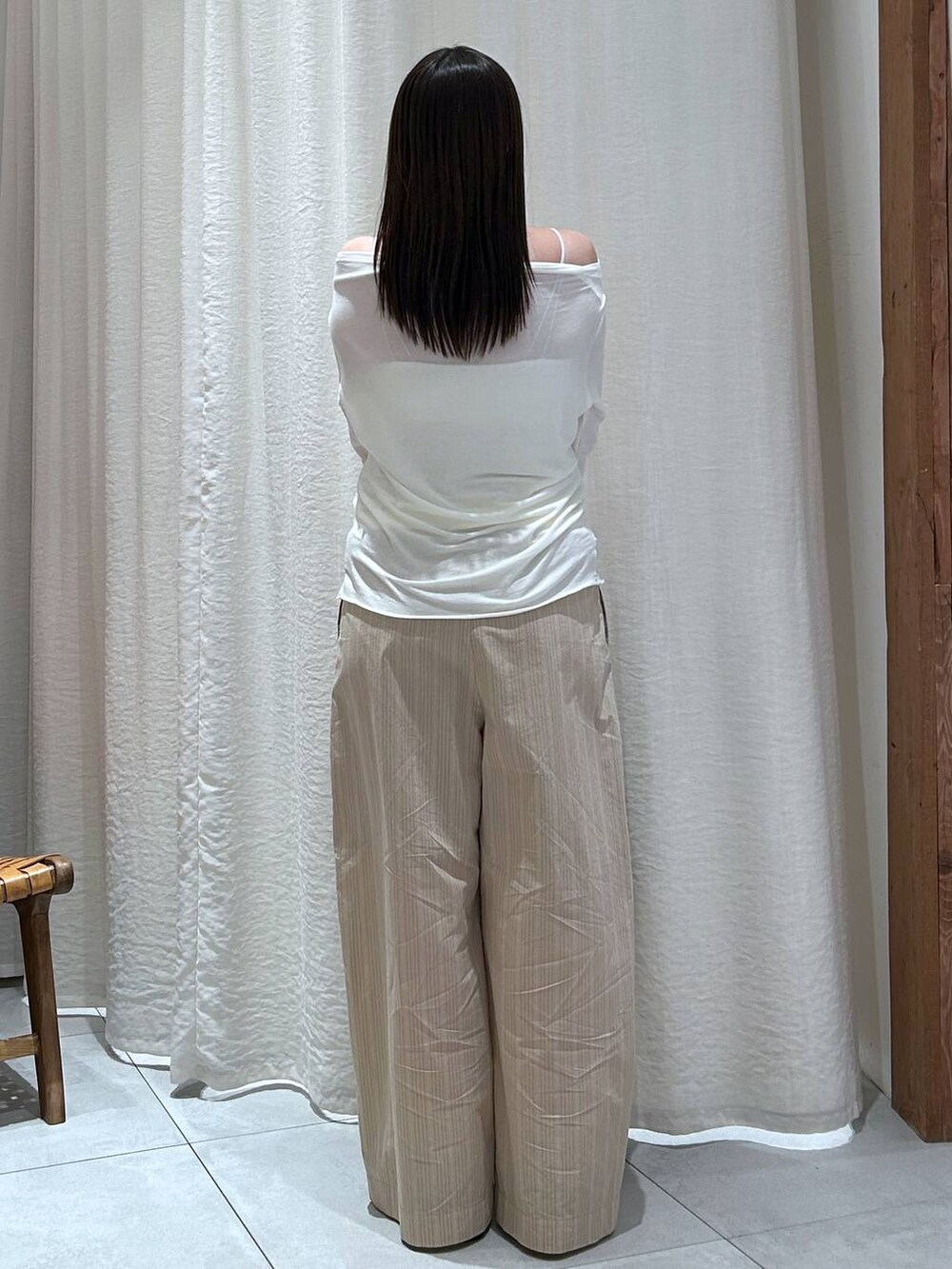 ホワイト系のTシャツ/カットソー、ブラウン系のボストンバッグ、ベージュ系のその他パンツを着用したレディースの冬コーディネートの6枚目の写真