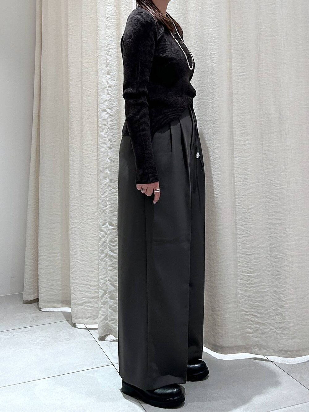 ブラック系のブーツ、グレー系のピーコート、グレー系のその他パンツを着用したレディースの冬コーディネートの6枚目の写真