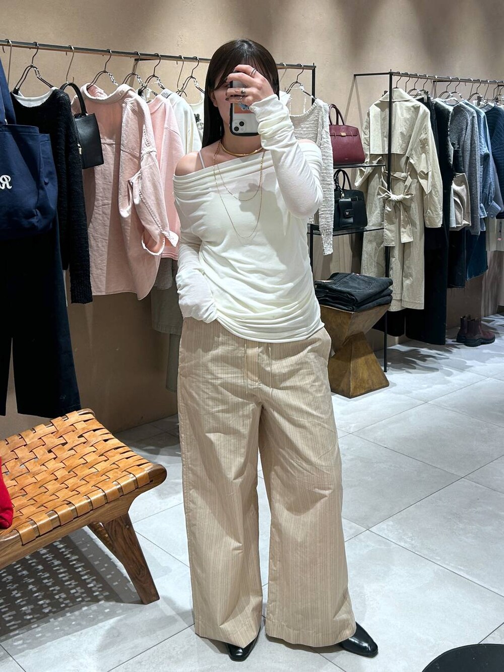 ホワイト系のTシャツ/カットソー、ブラウン系のボストンバッグ、ベージュ系のその他パンツを着用したレディースの冬コーディネートの8枚目の写真